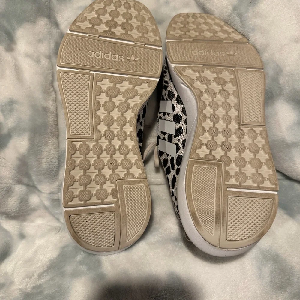 Adidas Women's 8.5/ kids 7 Leopard Print slide on Sneakers worn once b & w - Picture 7 of 10